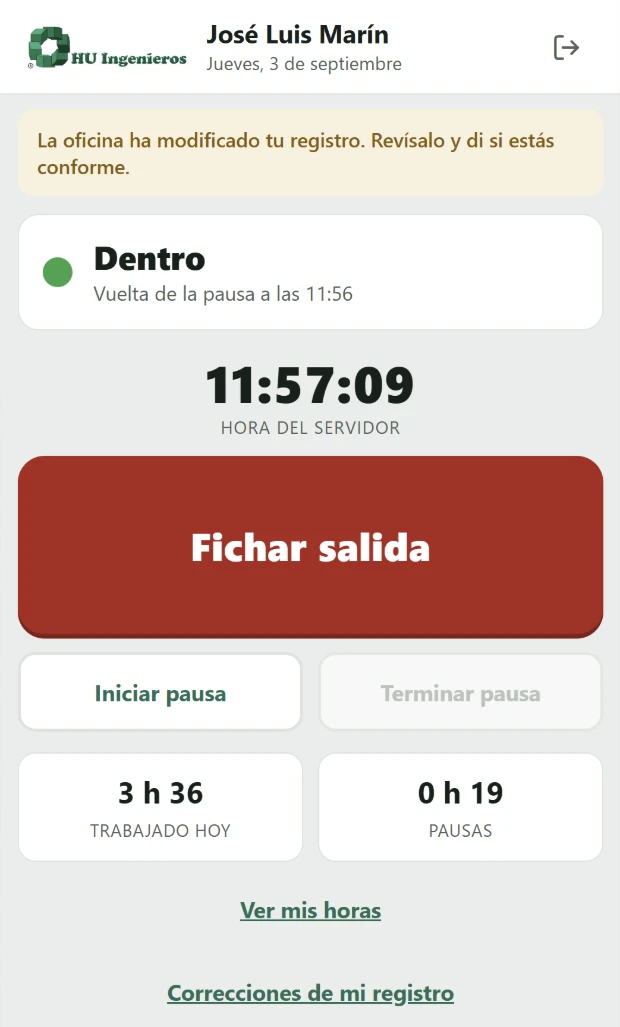 La aplicación de fichaje en un móvil: la hora del servidor, el botón de fichar salida y las horas trabajadas del día
