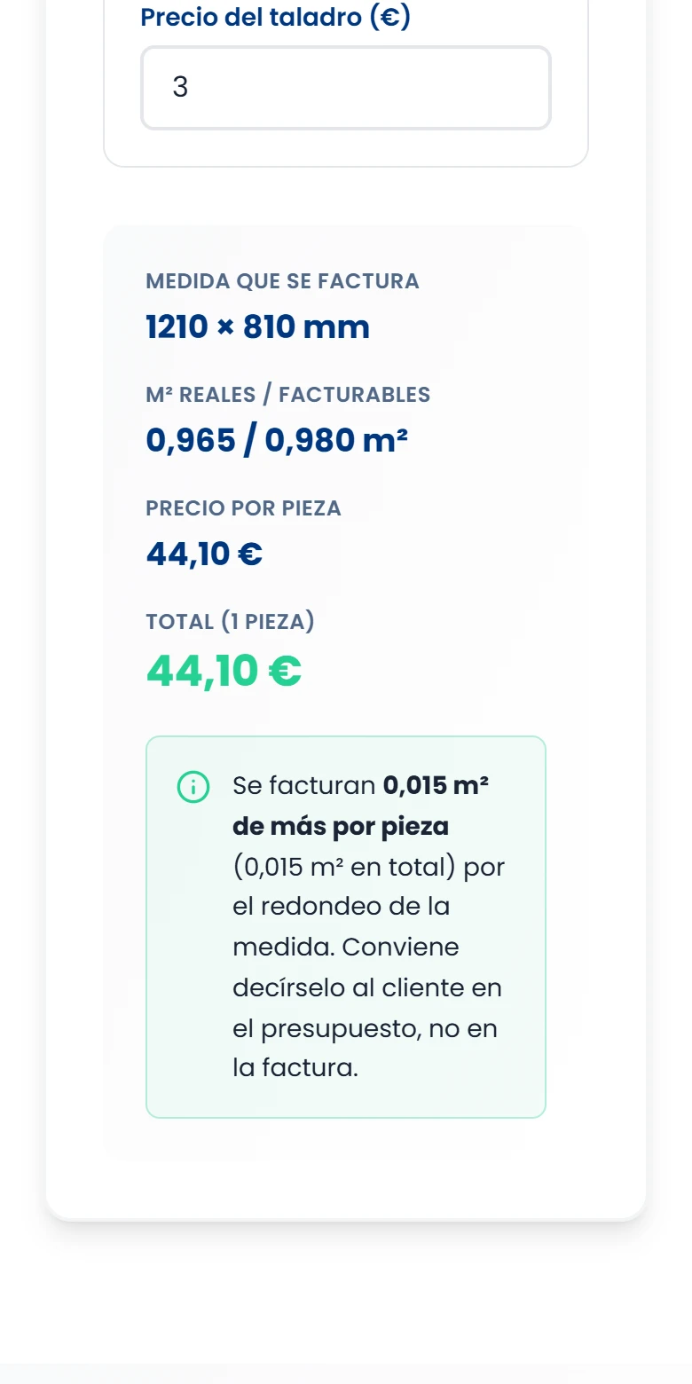 La calculadora de vidrio funcionando en un móvil: mide 1.203 × 802 mm, factura 1.210 × 810 y avisa de los metros de más por el redondeo