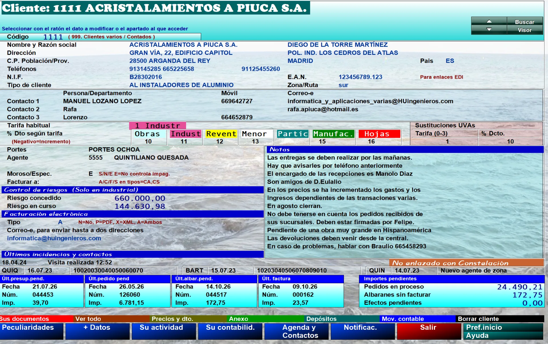 Ficha de cliente: datos y contactos, tarifa habitual, descuentos, portes, agente, notas, control de riesgos y últimos documentos